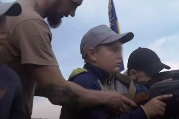 Footage from an Associated Press story about children's military camps. - Sputnik International