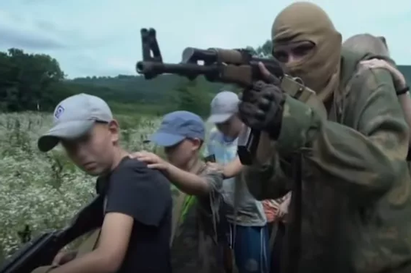 Footage from an Associated Press story about children's military camps. - Sputnik International