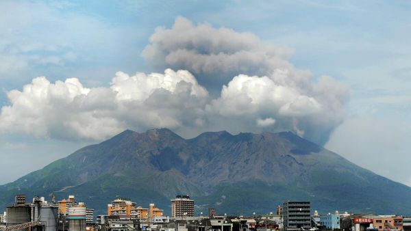 Kagoshima cityscape against the background of Sakurajima volcano. Japan, East Asia. - Sputnik International