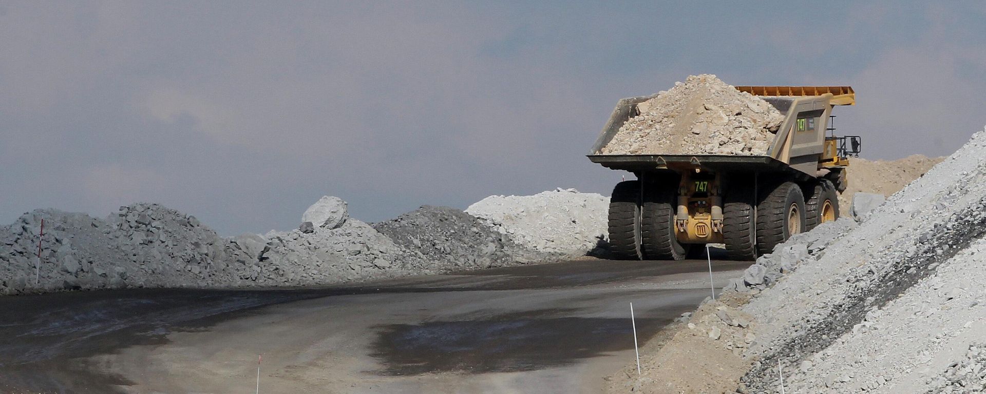 In this Sept. 11, 2012, file photo, a four-wheel-drive vehicle follows a large mining truck as it makes its way to the top of a Boggabri coal mine near Gunnedah, Australia, 450 kilometers (280 miles) northwest of Sydney.  - Sputnik International, 1920, 25.07.2022