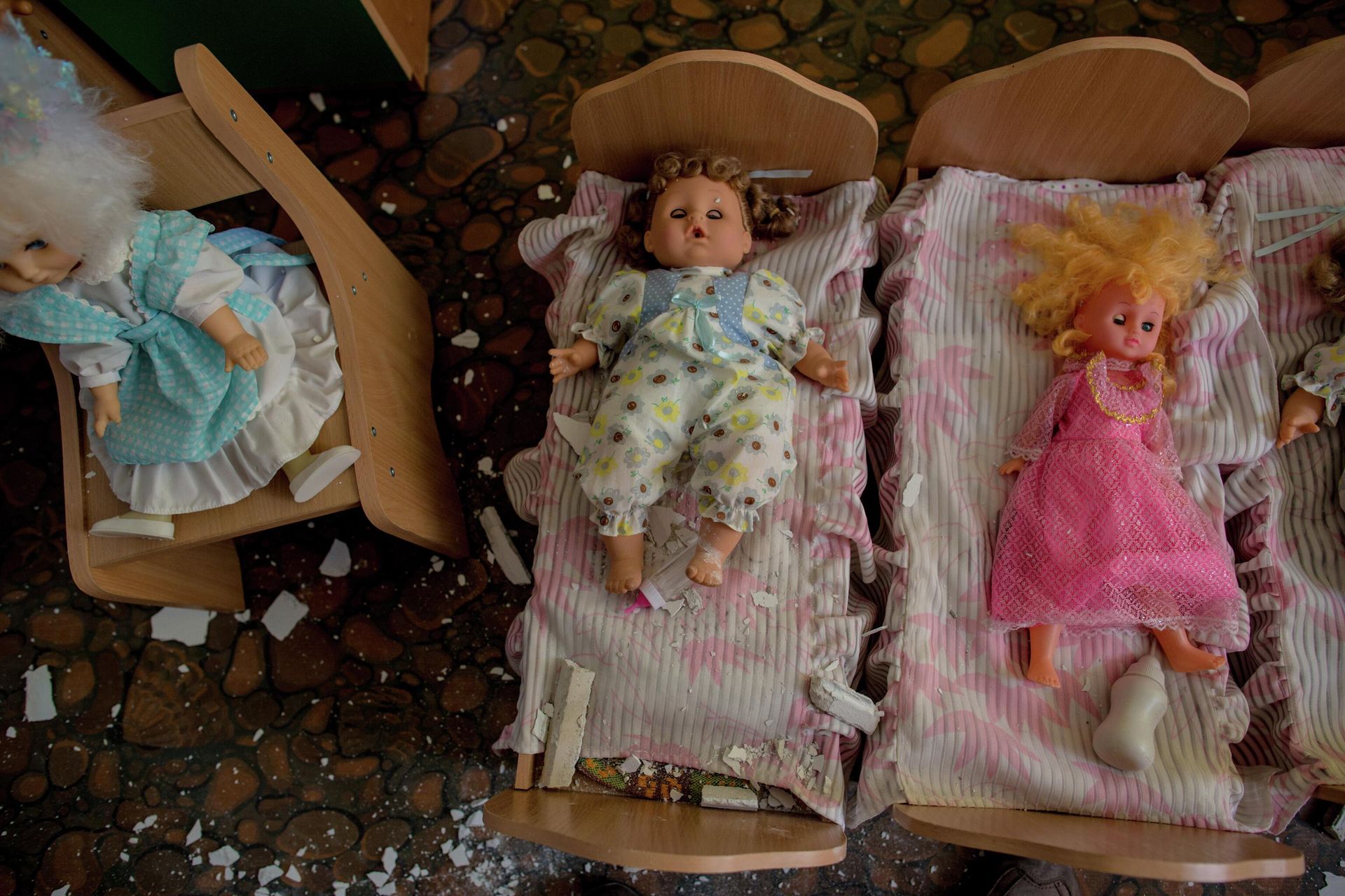 Toys abandoned at a daycare destroyed during an artillery shelling of Slavyansk by the Ukrainian military Toys abandoned at a daycare destroyed during an artillery shelling of Slavyansk by the Ukrainian military - Sputnik International, 1920, 25.07.2022