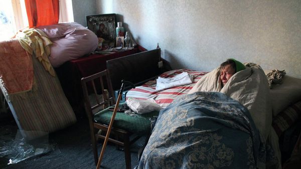 Жительница дома, поврежденного в результате обстрелов, в Киевском районе Донецка, 2017 год - Sputnik International