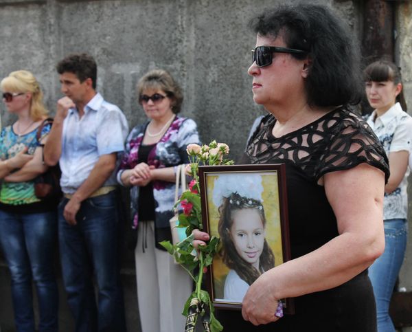 This was the funeral of eleven-year-old Katya from Gorlovka, Donetsk. On May 26, 2015, a Ukrainian shell killed the girl. Her three-year-old brother Bogdan was hit in the back by shrapnel, the boy survived. Yekaterina, Katya's mother, had her arm blown off. Her father Yuri was killed. - Sputnik International