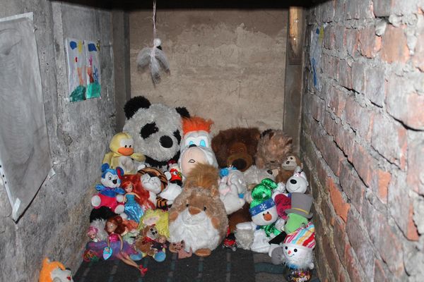 People would take shelter in basements to wait out the shelling. At times, they had to sit there for weeks. Little inhabitants of Donbass, growing up under the sound of Ukrainian “incoming attacks”, had to live their entire life underground. Toys in a makeshift children's room and drawings on the walls in one of the basements in the village of Spartak in the Donetsk region, 2017. - Sputnik International