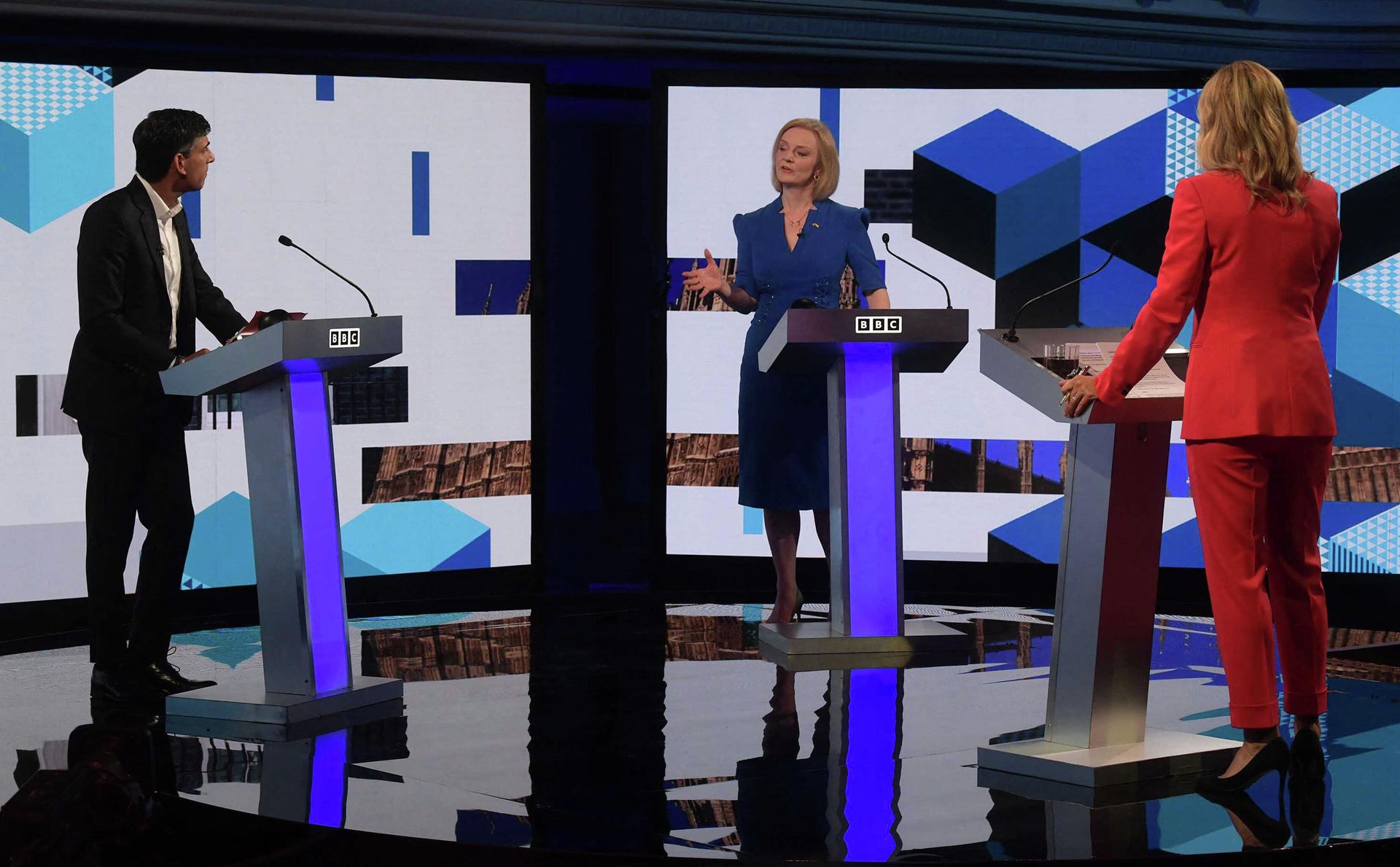 A handout picture released by the BBC, taken and received on July 25, 2022, shows Conservative politicians and candidates to be the the Leader of the Conservative Party, and Britain's next Prime Minister, Rishi Sunak (L) and Liss Truss (C), as they appear on the BBC's 'The UK's Next Prime Minister - Sputnik International, 1920, 26.07.2022