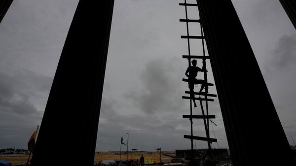 A protester uses an improvised ladder as he prepares to leave the premise in Colombo, Sri Lanka, Thursday, July 21, 2022. - Sputnik International