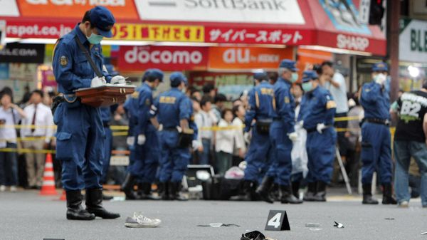 Policemen inspect the site where a man went on a stabbing spree in Tokyo's Akihabara electronic shops street on June 8, 2008 - Sputnik International