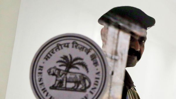 A security guard stands at the entrance of the Reserve Bank of India in Mumbai, India, Oct. 4, 2019. - Sputnik International