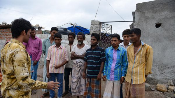 Rohingya Muslim Saddiq Hussain (L) talks to fellow refugees at their camps in the old city of Hyderabad on June 29, 2016 - Sputnik International