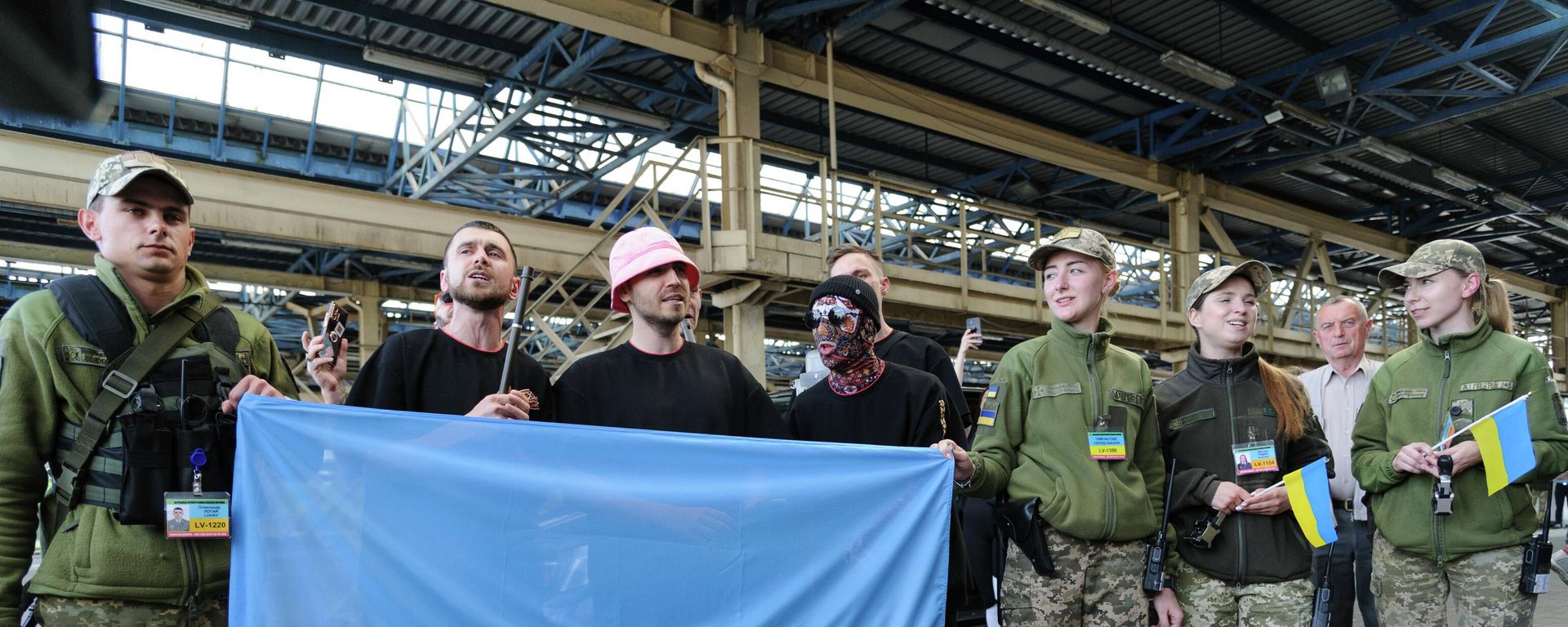 Oleh Psiuk, center, frontman of Ukraine's Kalush Orchestra, winners of the Eurovision Song Contest, and his band sing with Ukrianian border guard soldiers - Sputnik International, 1920, 26.07.2022
