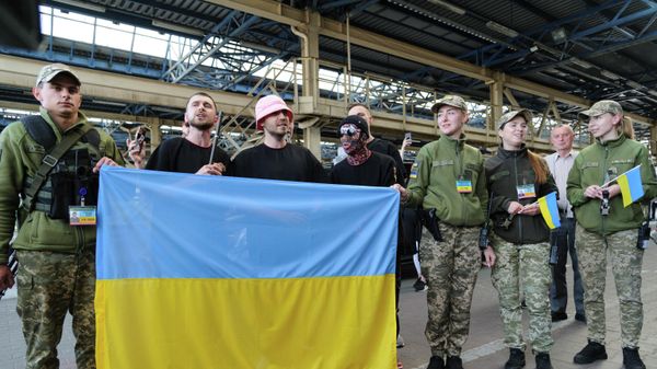 Oleh Psiuk, center, frontman of Ukraine's Kalush Orchestra, winners of the Eurovision Song Contest, and his band sing with Ukrianian border guard soldiers - Sputnik International