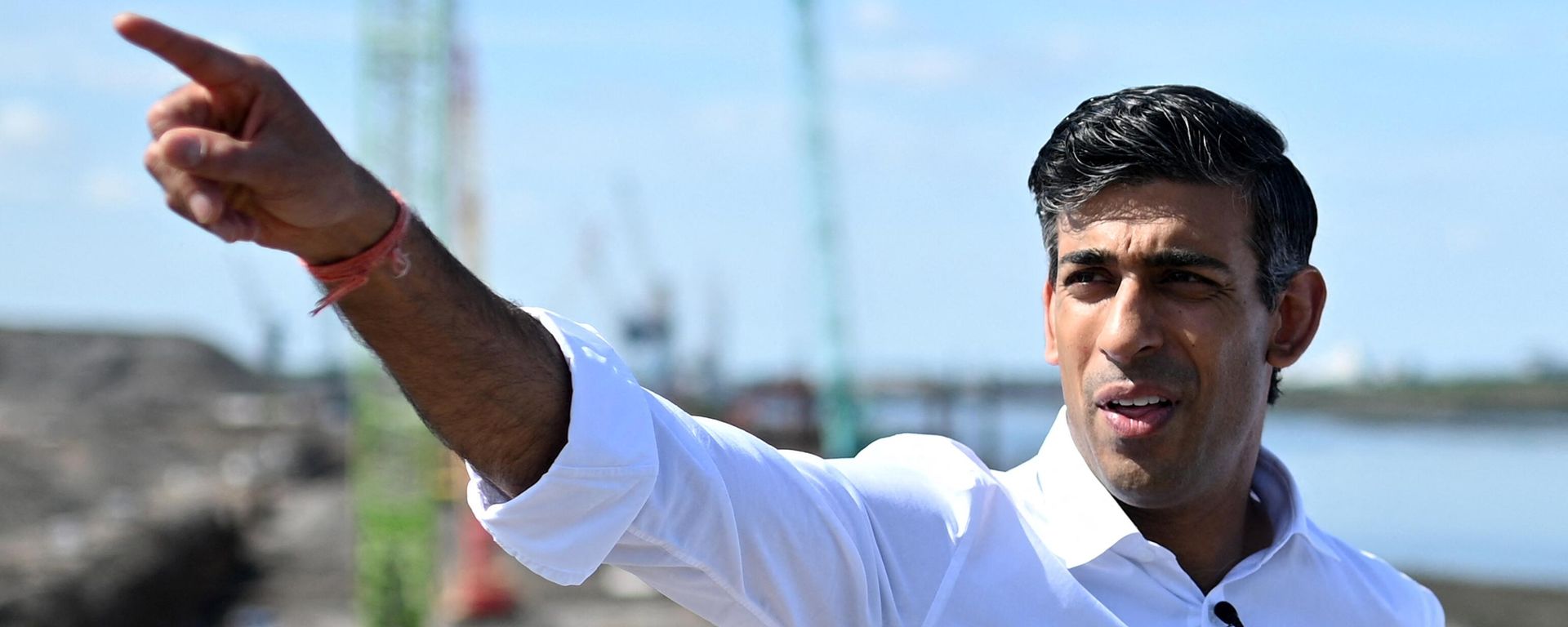 Conservative MP and Britain's former Chancellor of the Exchequer, Rishi Sunak gestures as he talks with Tees Valley Mayor Ben Houchen (unsen) during a visit to see the construction works at Teesside Freeport in Redcar, north East England on July 16, 2022, as part of his bid to become the next leader of the Conservative party - Sputnik International, 1920, 27.07.2022