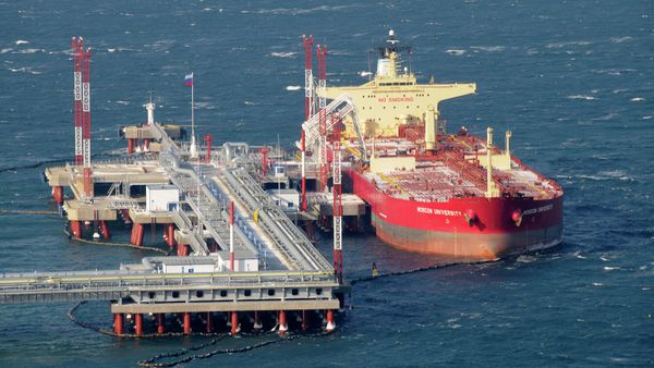 A tanker seen anchored at the new oil export terminal in the far eastern port of Kozmino - Sputnik International