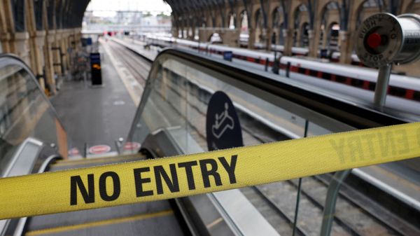 A No Entry belt barrier blocks access to a platform at King's Cross railway station in London on July 27, 2022 as fresh railway strikes hit the country - Sputnik International