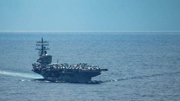 USS Ronald Reagan (CVN-76) transits the Balabec Strait - Sputnik International