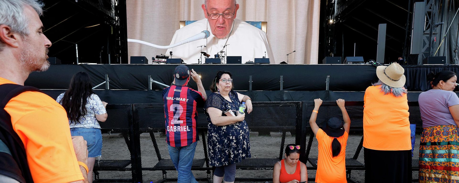  Indigenous people and their guests watch Pope Francis on a large screen as he delivers remarks at the Citadelle of Quebec on July 27, 2022 in Quebec, Canada.  - Sputnik International, 1920, 28.07.2022