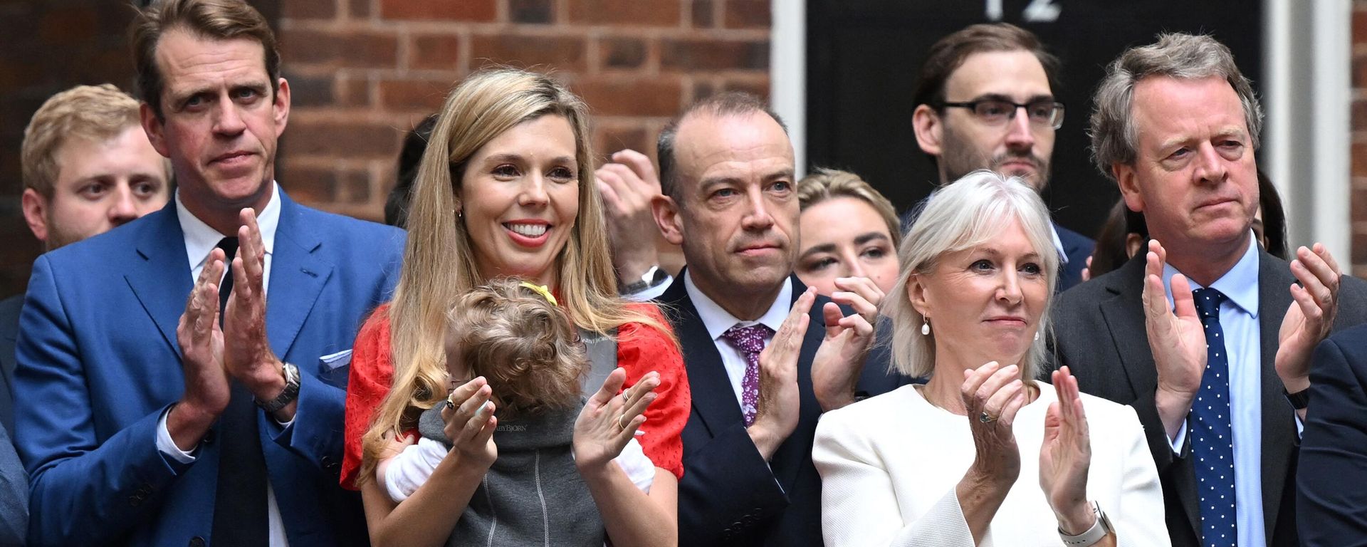Culture Secretary Nadine Dorries (2nd from right) applauds Prime Minister Boris Johnson as he makes his resignation statement in front of 10 Downing Street on July 7, 2022 - Sputnik International, 1920, 28.07.2022