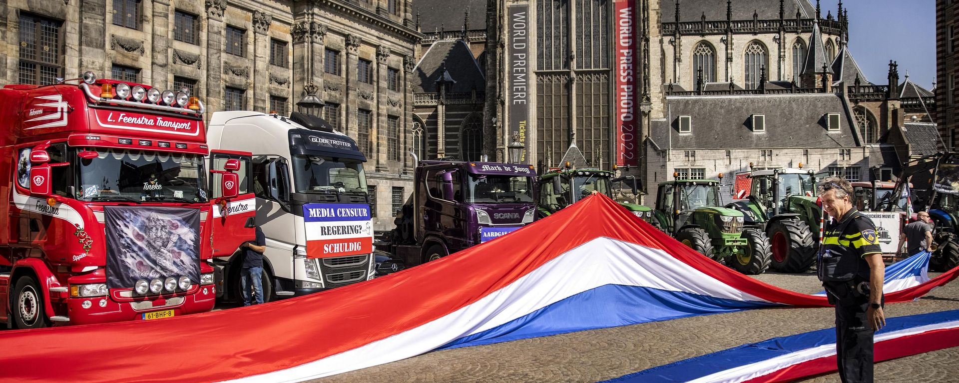 A Dutch police officer looks on at two Dutch national flags with trucks and tractors in the background during a rally of the Netherlands In Resistance group sympathizers to support farmers, fishermen and truckers, on Dam Square in Amsterdam on July 23, 2022. A Dutch police officer looks on at two Dutch national flags with trucks and tractors in the background during a rally of the Netherlands In Resistance group sympathizers to support farmers, fishermen and truckers, on Dam Square in Amsterdam on July 23, 2022. - Sputnik International, 1920, 16.08.2022