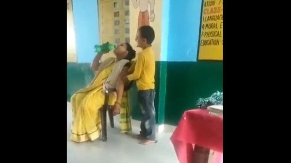 School teacher is sitting comfortably and pressing her hands with the children of the class in Uttarpradesh Hardoi - Sputnik International