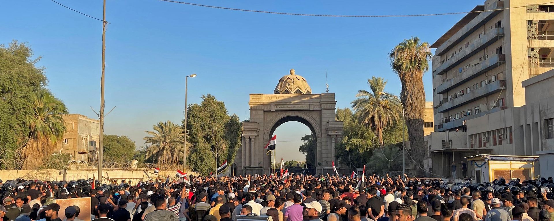 Supporters of Iraqi Shiite cleric Muqtada al-Sadr protest outside the main gate of Baghdad's Green Zone on July 27, 2022 against the nomination of Mohammed Shia al-Sudani for the prime minister position. - - Sputnik International, 1920, 28.07.2022
