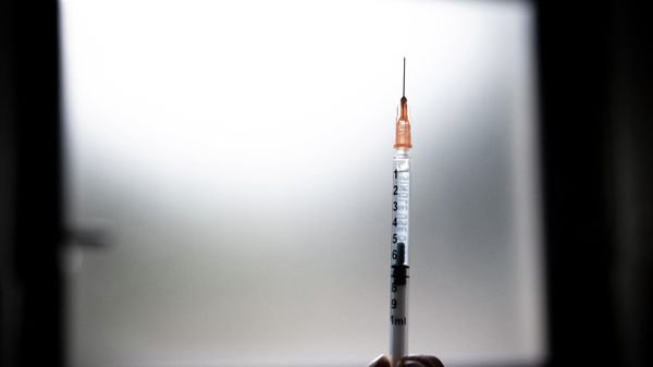 A medical health worker prepares a dose of the Monkeypox vaccine at the Edison municipal vaccination centre in Paris on July  27, 2022.  - Sputnik International