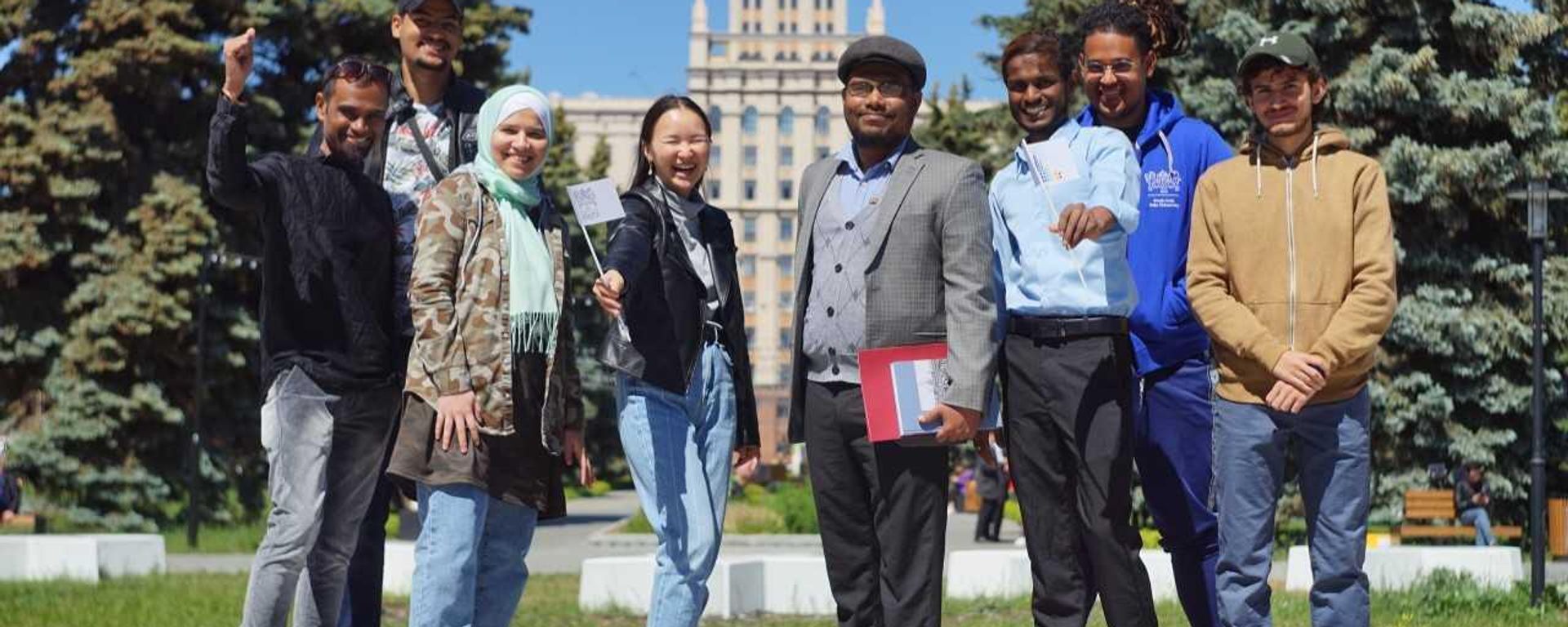 Upasak Bose and Uvindu Vijevaera with the Association of International Students  - Sputnik International, 1920, 29.07.2022