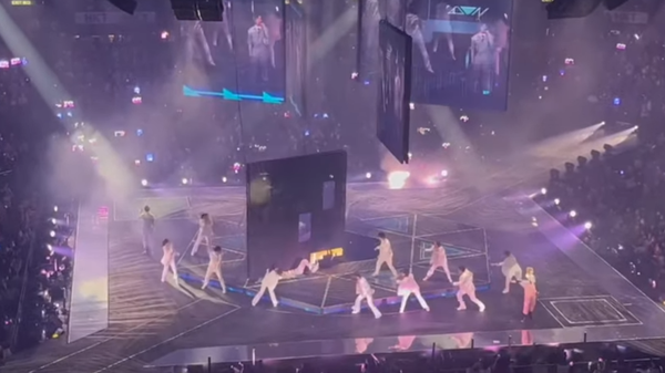A giant screen crashes down on two dancers in Hong Kong - Sputnik International