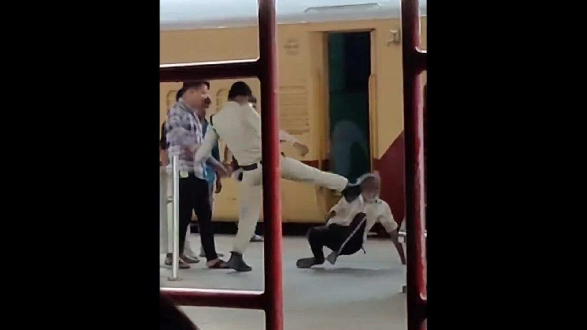 Madhya Pradesh: Police brutality on an elderly man at Jabalpur station Madhya Pradesh: Police brutality on an elderly man at Jabalpur station - Sputnik International, 1920, 29.07.2022