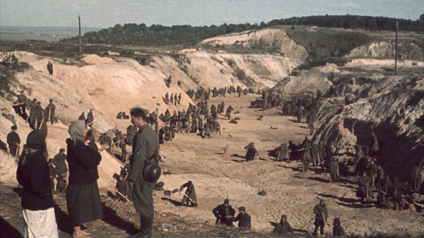 Soviet POWs covering a mass grave after the Babi Yar massacre, October 1, 1941 Soviet POWs covering a mass grave after the Babi Yar massacre, October 1, 1941 - Sputnik International