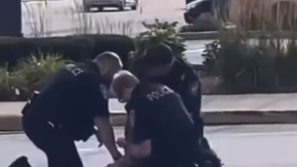 Screenshot captures moment in which 17-year-old Hadi Abu Atellah was repeatedly punched by two officers of Illinois' Oak Lawn Police Department. An investigation has been launched into the matter. - Sputnik International