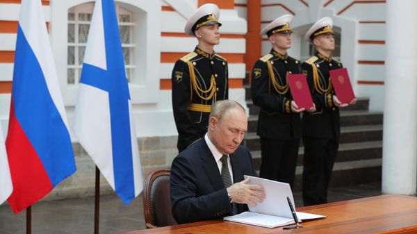 Russian President Vladimir Putin signs decree on Russia's updated Naval Doctrine. - Sputnik International