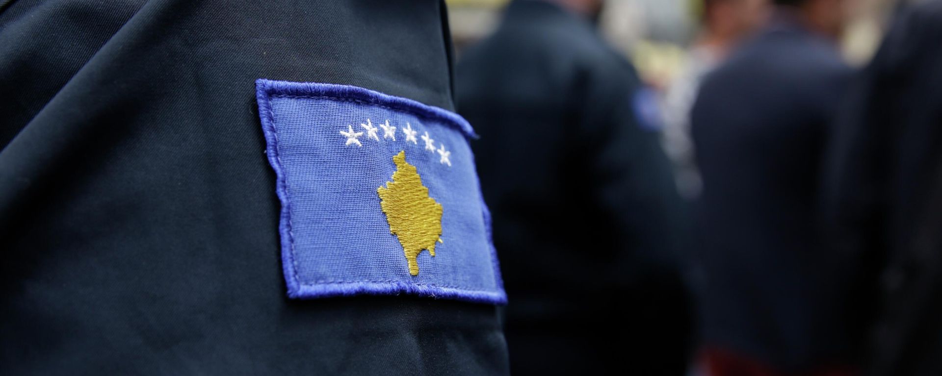 Patch with the coat of arms of the self-proclaimed Republic of Kosovo on the uniform of a police officer. - Sputnik International, 1920, 31.07.2022