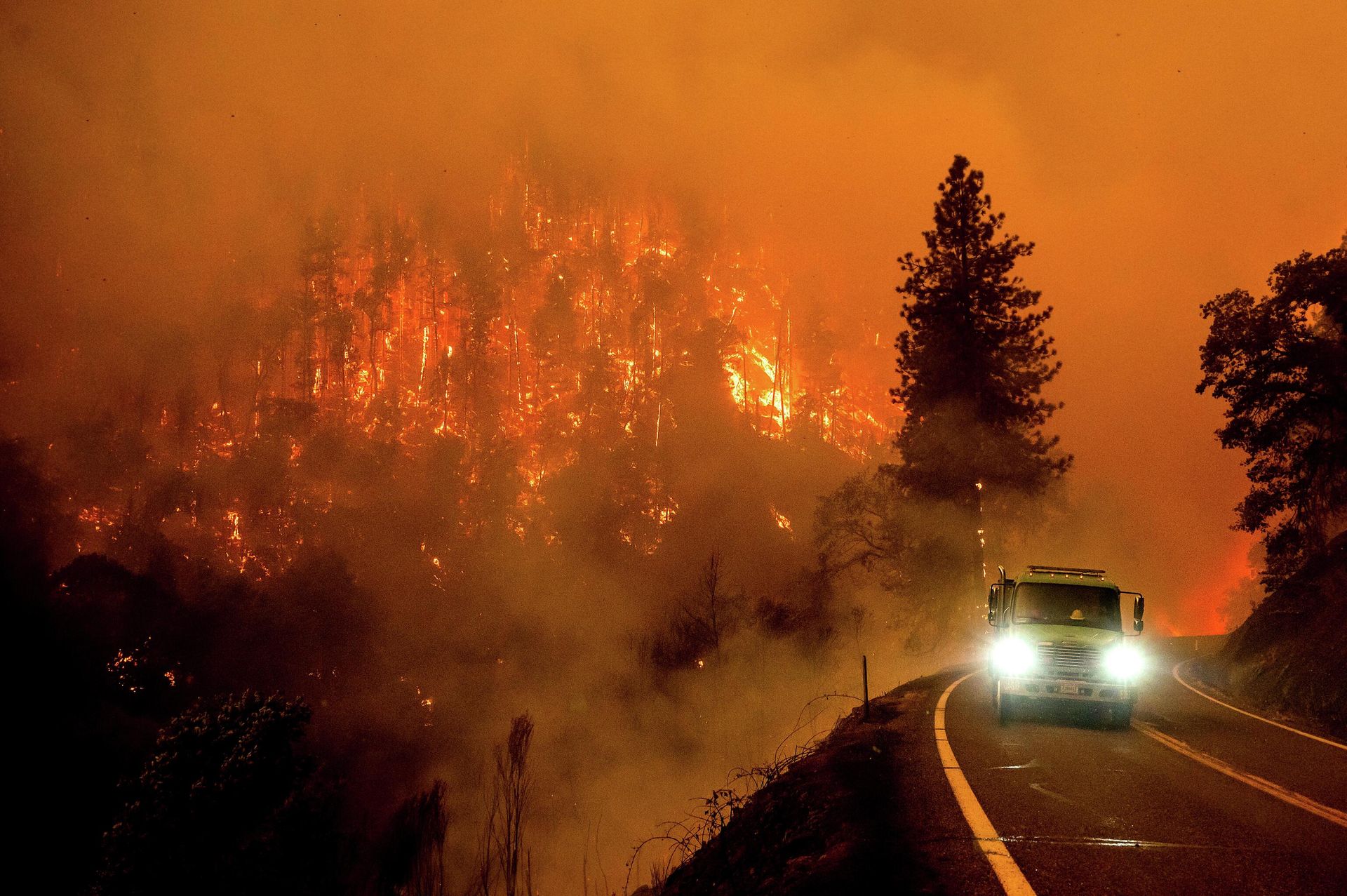 A firetruck drives along California Highway 96 as the McKinney Fire burns in Klamath National Forest, Calif., Saturday, July 30, 2022.  - Sputnik International, 1920, 01.08.2022