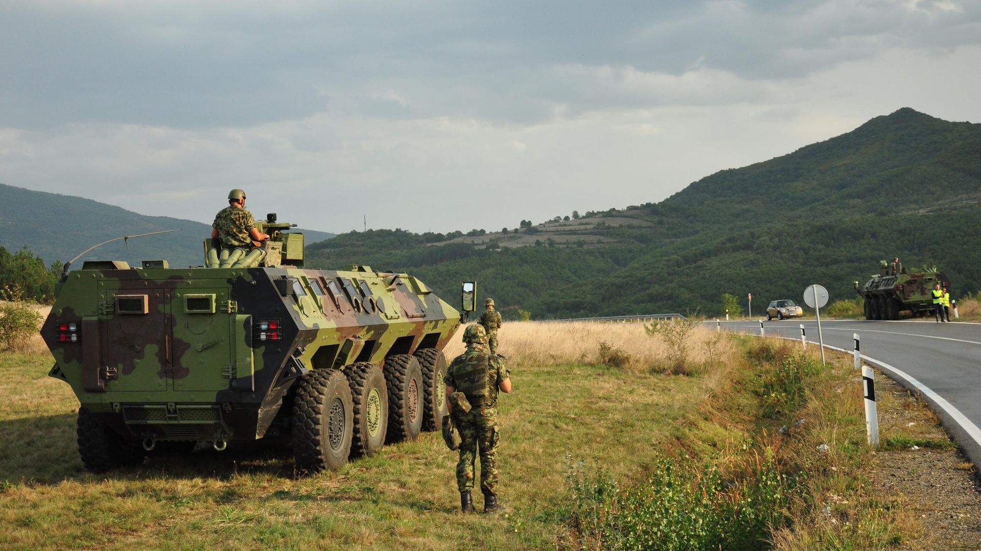 Serbian military and armored vehicles near the road between the village of Raska and the Jarinje checkpoint on the administrative line between central Serbia and northern Kosovo and Metohija. Serbian military and armored vehicles near the road between the village of Raska and the Jarinje checkpoint on the administrative line between central Serbia and northern Kosovo and Metohija. - Sputnik International, 1920, 22.11.2022