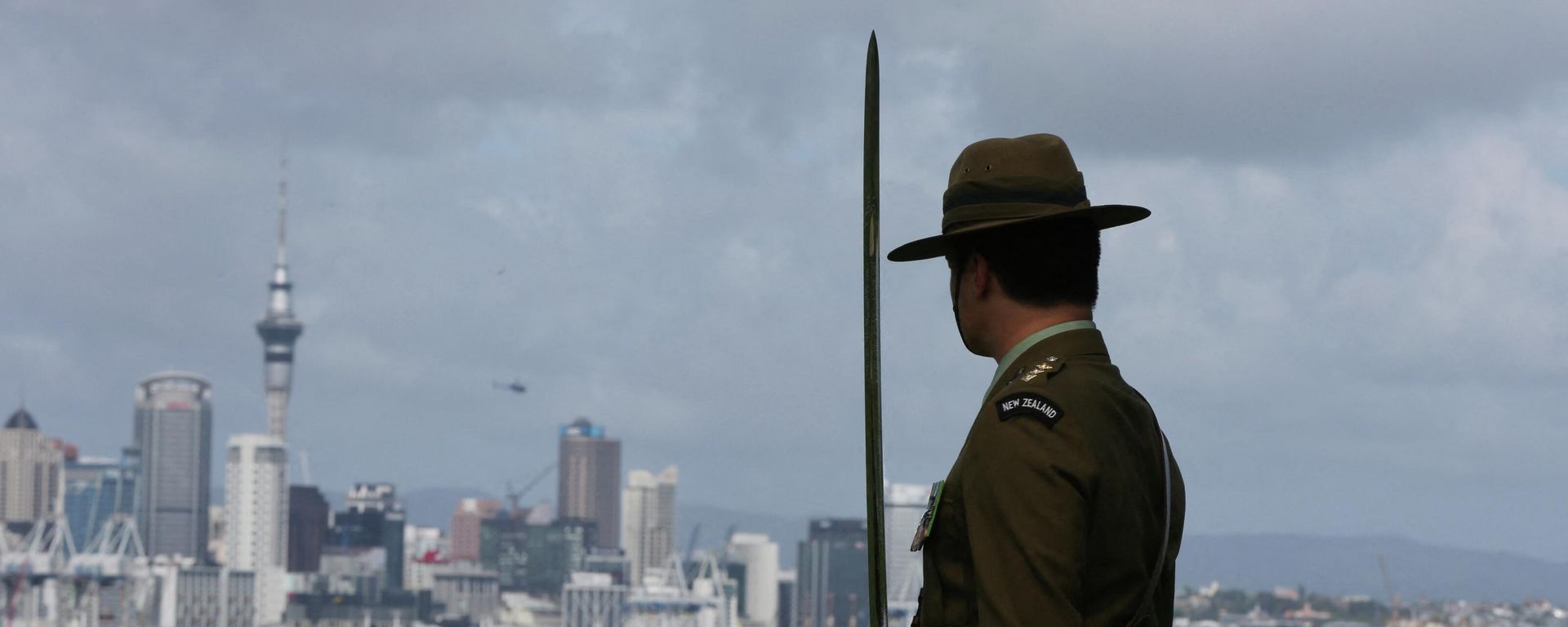 A member of the New Zealand Army looks on as navy ships arrive into the Waitemata Harbour as part of the fleet entry to celebrate the Royal New Zealand Navy's 75th anniversary in Auckland on November 16, 2016 - Sputnik International, 1920, 10.08.2022