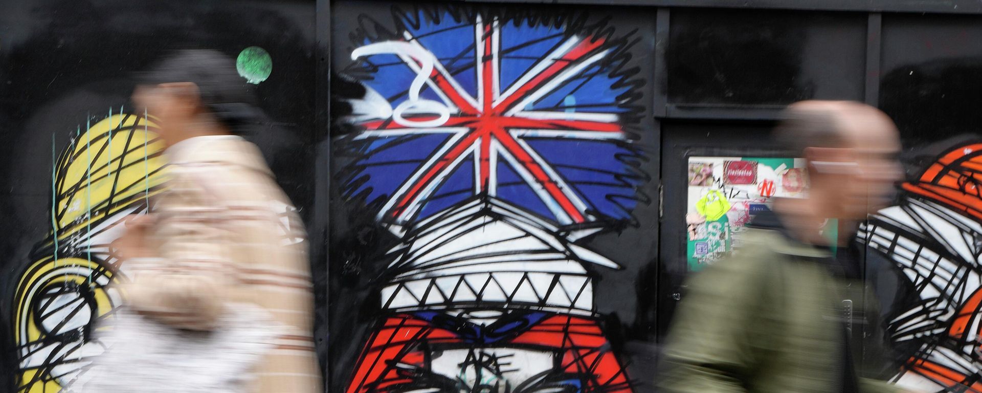 Shoppers pass graffiti on a closed retail unit near Oxford Street in London, Wednesday, April 13, 2022 - Sputnik International, 1920, 23.11.2022