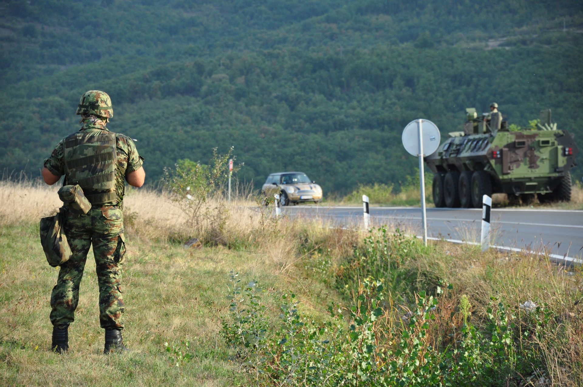 Serbian military and armored vehicles near the road between the village of Raska and the Yarine checkpoint on the administrative line between central Serbia and northern Kosovo - Sputnik International, 1920, 27.08.2022