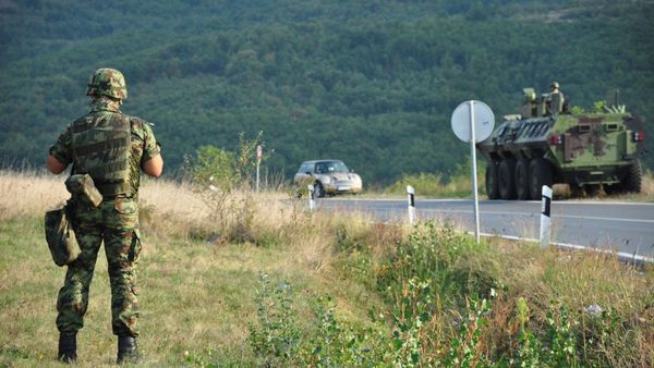 Serbian military and armored vehicles near the road between the village of Raska and the Yarine checkpoint on the administrative line between central Serbia and northern Kosovo - Sputnik International