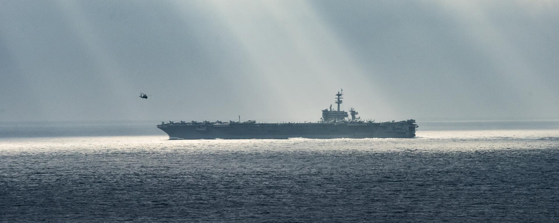 This US Navy handout photo obtained August 15, 2017 shows the aircraft carrier USS Theodore Roosevelt (CVN 71)as it transits the Pacific Ocean during a strait transit show of force exercise on August 11, 2017 in the Pacific Ocean - Sputnik International, 1920, 01.08.2022