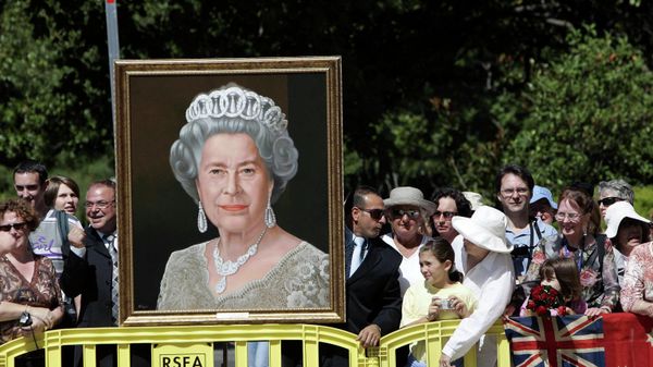 Wellwishers holding a portrait of Britain's Queen Elizabeth II wait for her arrival in Melbourne, Australia - Sputnik International