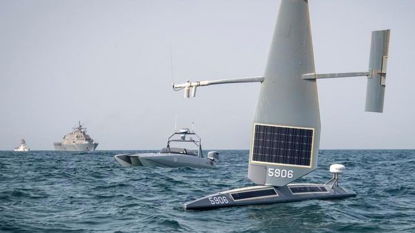 In this image provided by the U.S. Navy, a Saildrone Explorer, front to rear, a Devil Ray T-38 crewless vessel, a littoral combat ship, and a U.S. Coast Guard cutter sail in the Arabian Gulf, on June 26, 2022. The Navy is expediting development of drone ships aimed at expanding the reach of offensive firepower while keeping sailors on traditional warships farther from harm's way. (U.S. Navy photo by Chief Mass Communication Specialist Roland A. Franklin via AP) - Sputnik International