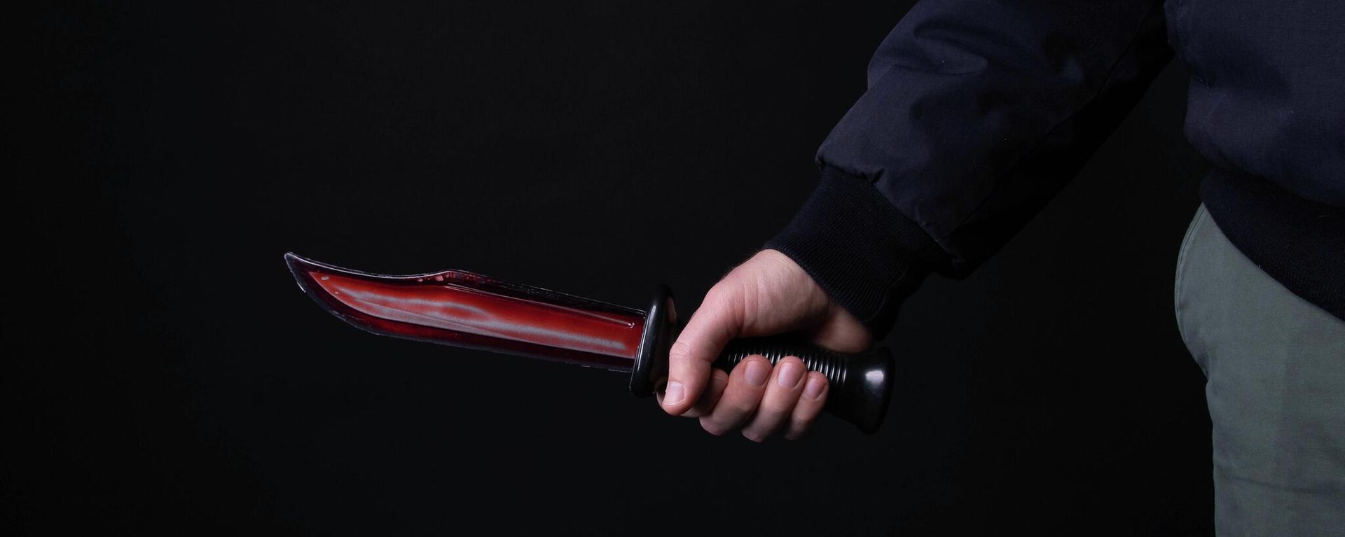 Male hand with bloody knife - Sputnik International, 1920, 08.06.2023