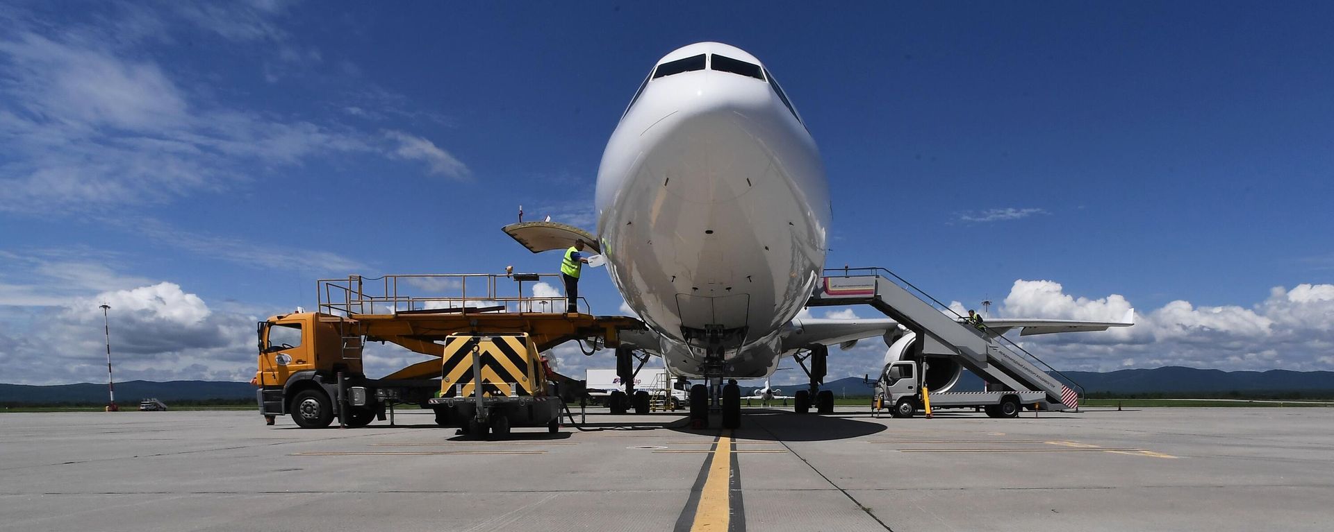 Airbus A330-300 of iFly Airlines, being prepared for a flight from Vladivostok to Sochi, at Vladivostok airport - Sputnik International, 1920, 01.08.2022