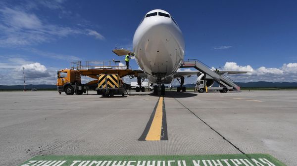 Airbus A330-300 of iFly Airlines, being prepared for a flight from Vladivostok to Sochi, at Vladivostok airport - Sputnik International