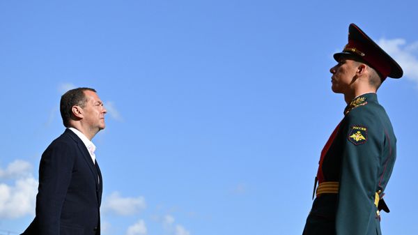 Deputy Chairman of the Russian Security Council Dmitry Medvedev at a flower-laying ceremony at the monument to military doctors at the 1602nd Military Clinical Hospital of the Southern Military District in Rostov-on-Don. - Sputnik International