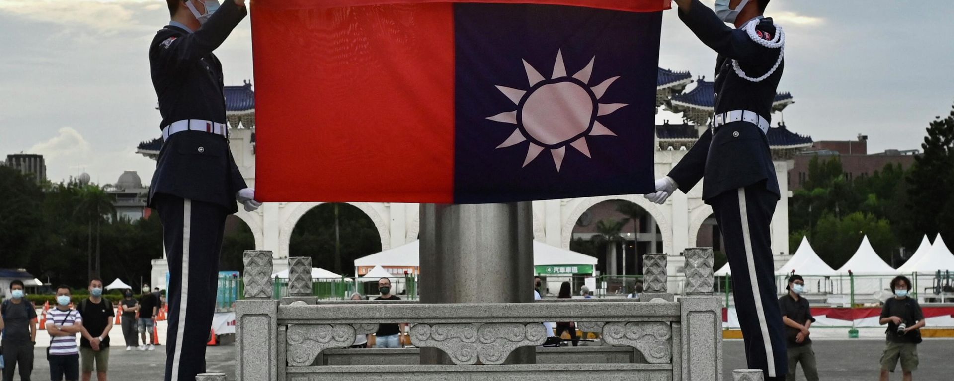 Honour guards fold the Taiwan flag during a flag lowering ceremony at the Chiang Kai-shek Memorial Hall in Taipei on June 4, 2022 Honour guards fold the Taiwan flag during a flag lowering ceremony at the Chiang Kai-shek Memorial Hall in Taipei on June 4, 2022 - Sputnik International, 1920, 03.08.2022