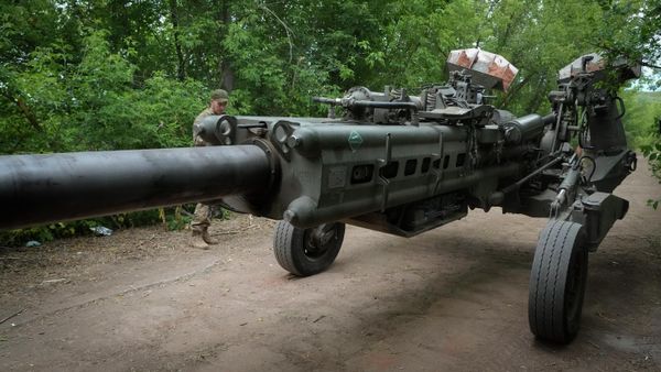 Ukrainian soldiers move a U.S.-supplied M777 howitzer into position   - Sputnik International