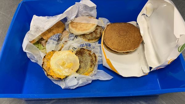 McDonald’s food items that were found by Australian airport officials from a traveller's luggage - Sputnik International