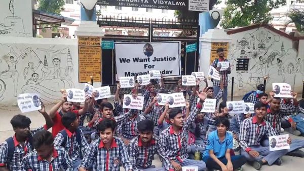In UP's Varanasi, students of Kendriya Vidyalaya BHU protest outside school's main gate following death of of Mayank Yadav, a class 9 student who allegedly committed suicide after he was allegedly reprimanded and suspended by school authorities for using mobile phone in schoo - Sputnik International