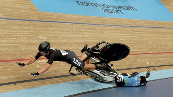 Bryony Botha of New Zealand, left, tumbles over Meenakshi Meenakshi of India as they crash during the women's 10km scratch race final during the Commonwealth Games track cycling at Lee Valley VeloPark in London, Monday, Aug. 1, 2022. - Sputnik International